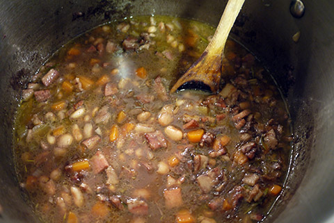 red_wine_pintobeans_bacon_soup